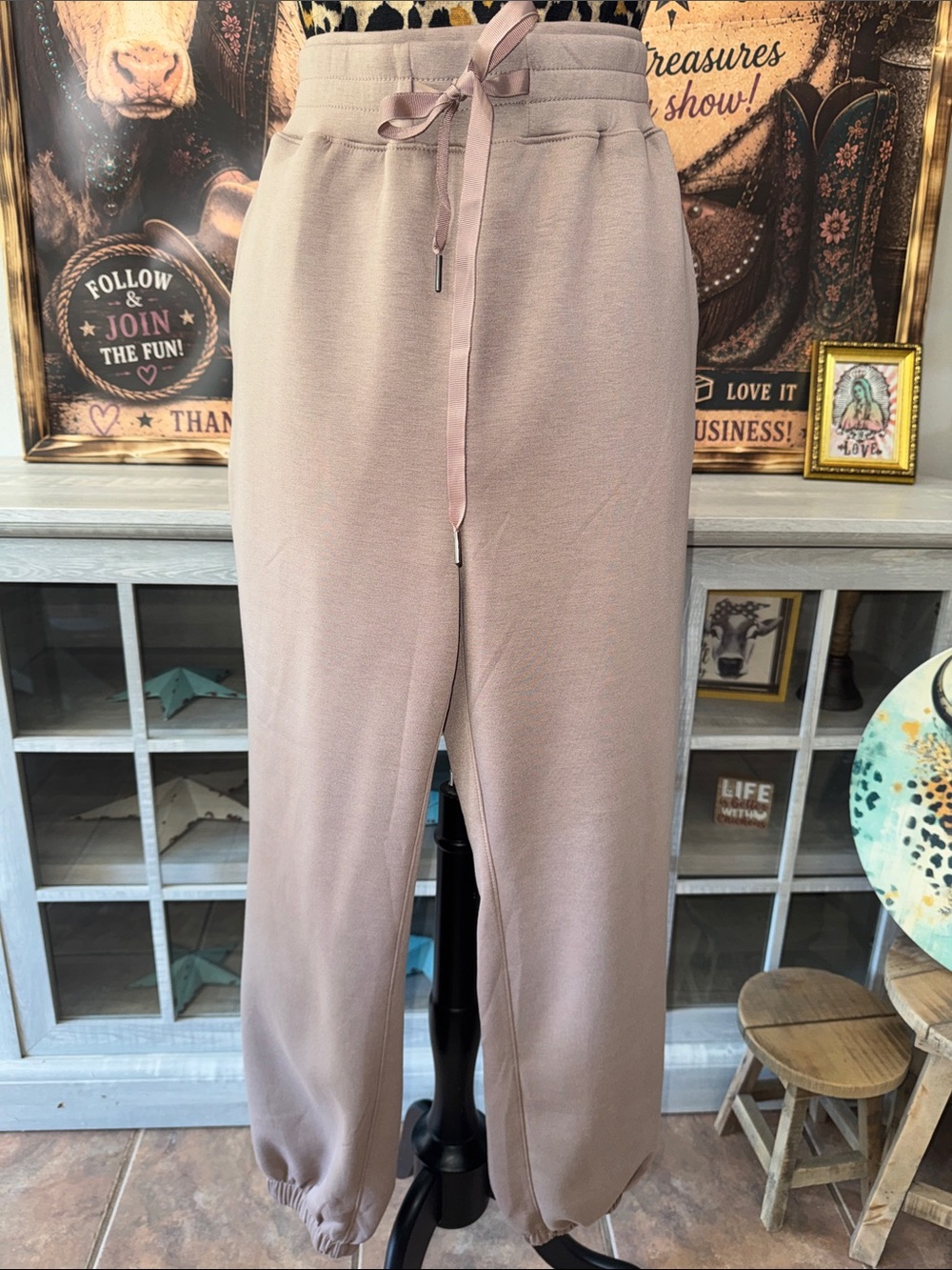 DEAR SCARLETT Women’s Jogger Pants in Taupe Size 1XL